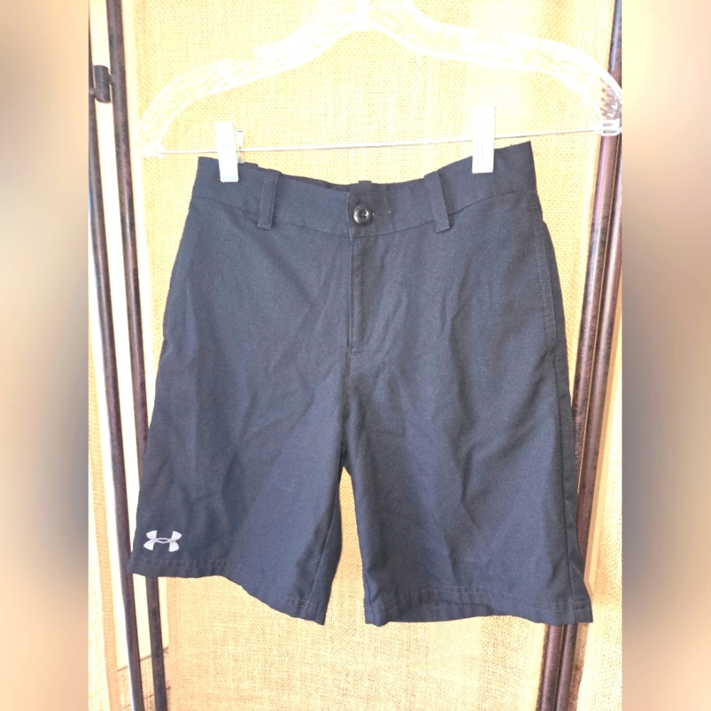 NWOT Boy's Under Armour Black Athletic Shorts With Belt Loops Size YSM/JP/P